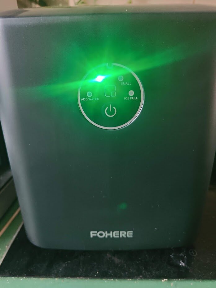 FOHERE Eiswürfelmaschine in Betrieb mit grün leuchtendem Bedienfeld