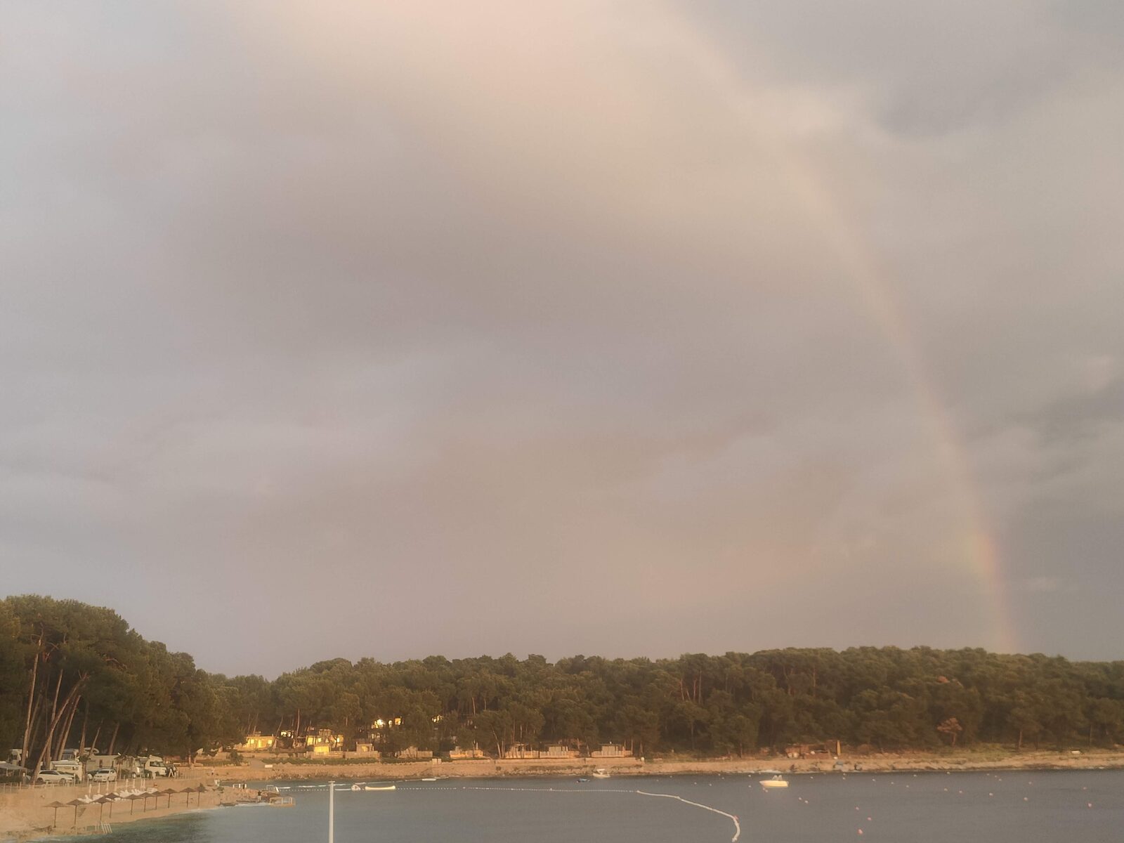 Regenbogen über der Bucht
