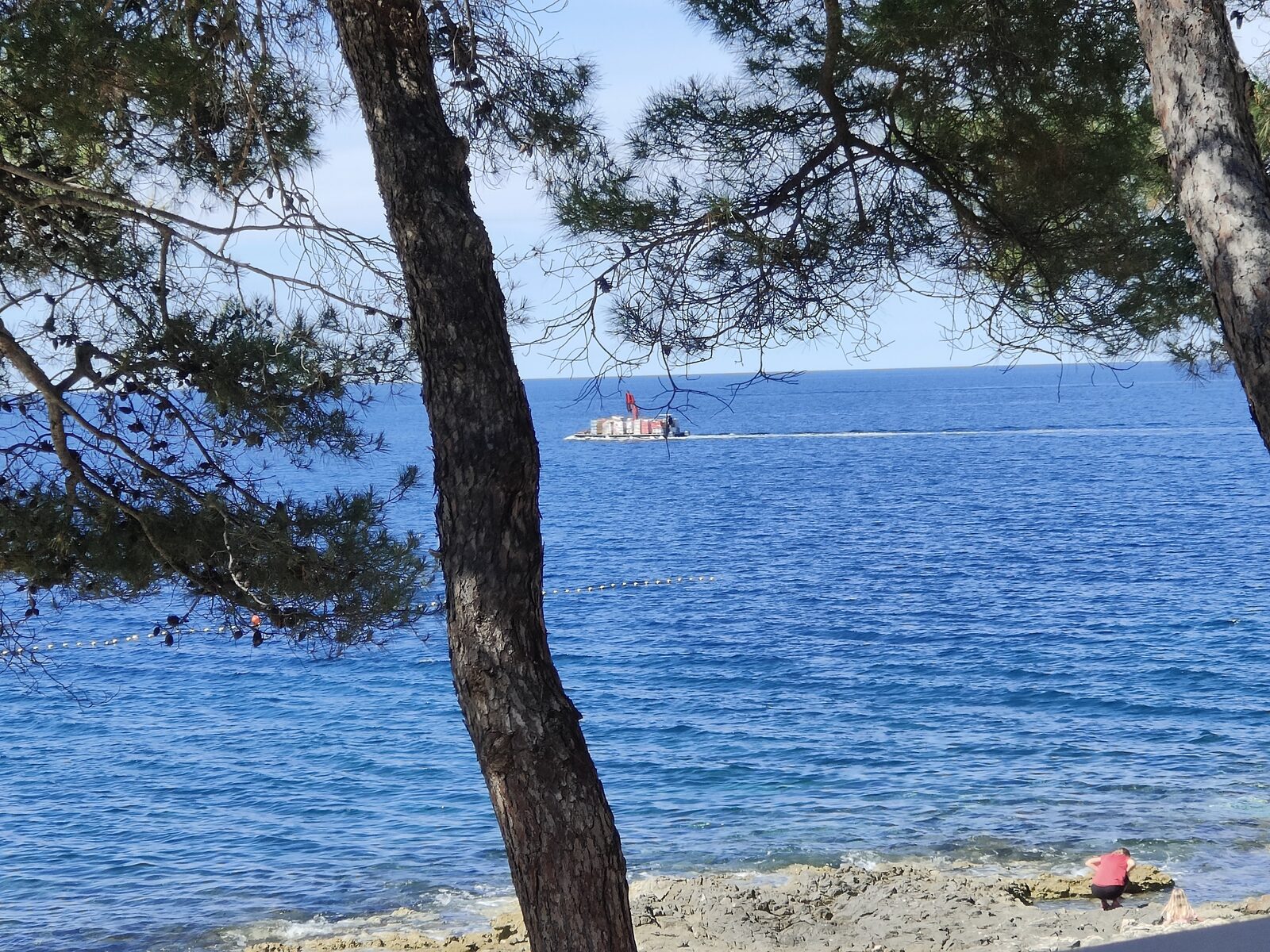 Versorgungsschiff mit Paletten vor der Insel