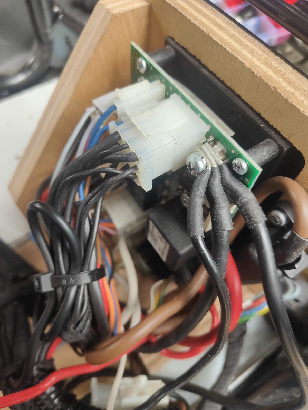 Kabelsalat hinter dem alten Bedienpanel